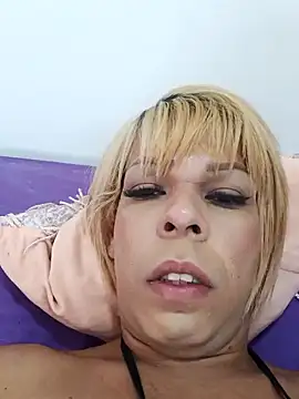 Snapshot of blondebitchlitle chatting on February 10, 3:21 pm blondebitchlitle online show from February 10, 3:21 pm