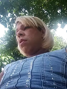 Snapshot of blondebitchlitle chatting on November 4, 5:23 pm blondebitchlitle online show from November 4, 5:23 pm