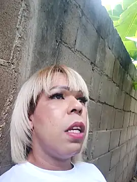 Snapshot of blondebitchlitle chatting on December 4, 1:20 pm blondebitchlitle online show from December 4, 1:20 pm