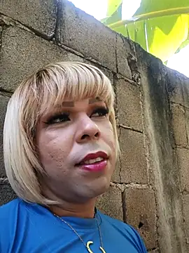 Snapshot of blondebitchlitle chatting on December 15, 3:27 pm blondebitchlitle online show from December 15, 3:27 pm