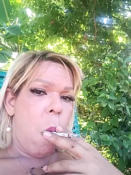 Snapshot of blondebitchlitle chatting on December 17, 6:25 pm blondebitchlitle online show from December 17, 6:25 pm