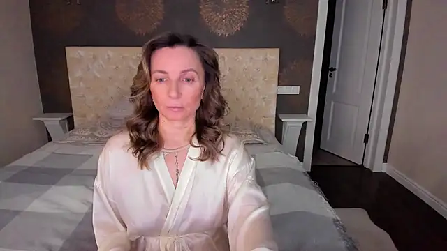 Snapshot of AllisonWilliams chatting on December 19, 4:35 pm AllisonWilliams online show from December 19, 4:35 pm