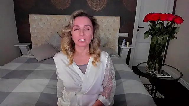 Snapshot of AllisonWilliams chatting on September 14, 5:01 pm AllisonWilliams online show from September 14, 5:01 pm