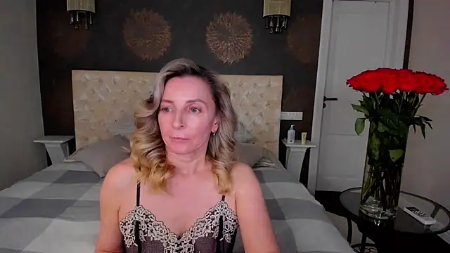 Snapshot of AllisonWilliams chatting on September 15, 5:24 pm AllisonWilliams online show from September 15, 5:24 pm