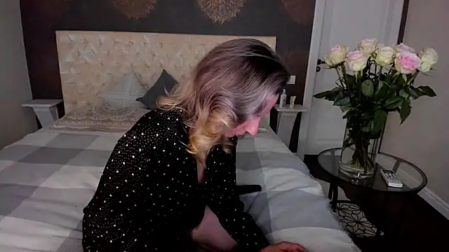 Snapshot of AllisonWilliams chatting on October 1, 4:57 pm AllisonWilliams online show from October 1, 4:57 pm