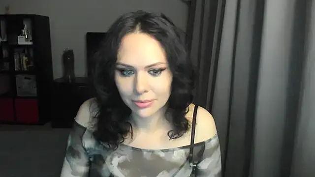 Snapshot of MollyCheiz chatting on December 12, 12:38 am MollyCheiz online show from December 12, 12:38 am