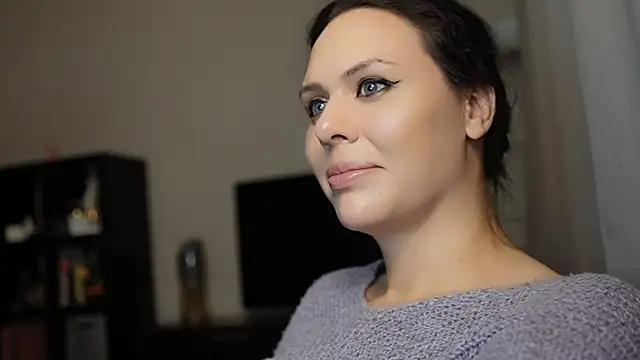 Snapshot of MollyCheiz chatting on December 14, 1:39 am MollyCheiz online show from December 14, 1:39 am