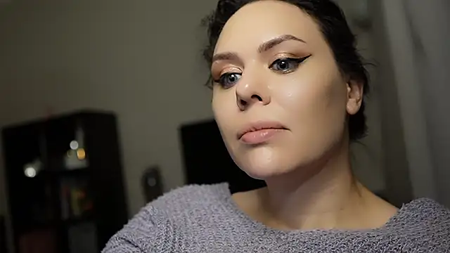 Snapshot of MollyCheiz chatting on December 18, 2:32 am MollyCheiz online show from December 18, 2:32 am