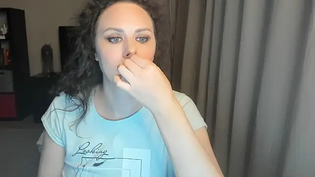Snapshot of MollyCheiz chatting on June 4, 9:43 pm MollyCheiz online show from June 4, 9:43 pm