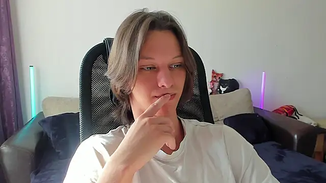 Snapshot of Ostin_meow chatting on June 27, 11:15 am Ostin meow online show from June 27, 11:15 am