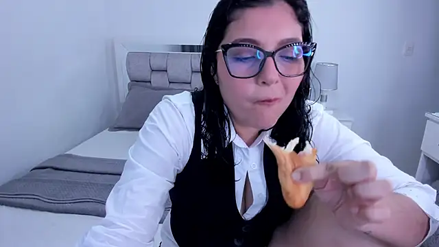 Camilaa bueno online show from April 30, 10:47 pm
