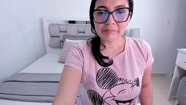 Snapshot of Camilaa_bueno chatting on July 1, 12:45 am Camilaa bueno online show from July 1, 12:45 am