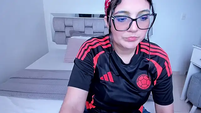 Snapshot of Camilaa_bueno chatting on July 3, 8:37 pm Camilaa bueno online show from July 3, 8:37 pm