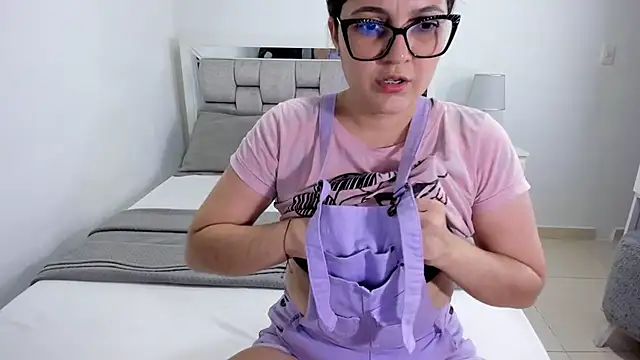 Snapshot of Camilaa_bueno chatting on July 23, 1:41 am Camilaa bueno online show from July 23, 1:41 am