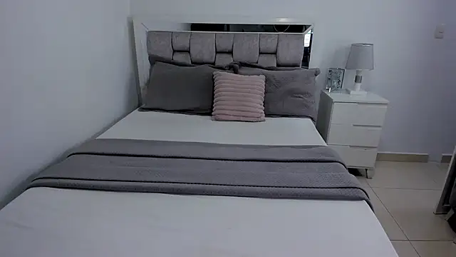 Snapshot of Camilaa_bueno chatting on August 6, 1:51 am Camilaa bueno online show from August 6, 1:51 am
