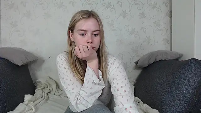 sofiaa here online show from March 19, 12:03 am