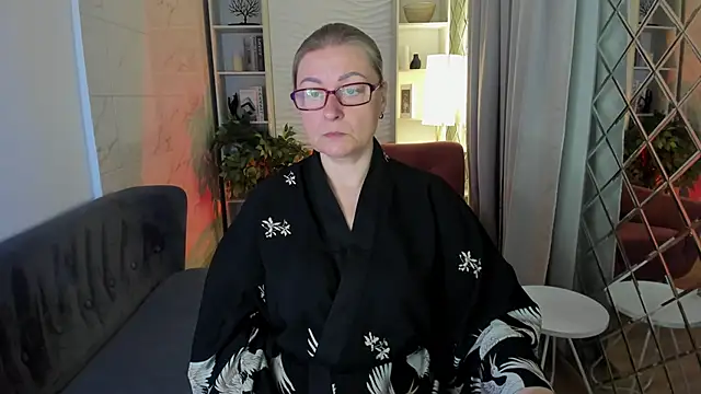 Snapshot of AlexandraKind chatting on November 6, 1:45 pm AlexandraKind online show from November 6, 1:45 pm