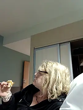 housewife shantie online show from December 17, 2:45 pm