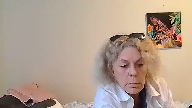 housewife shantie online show from May 6, 10:53 am