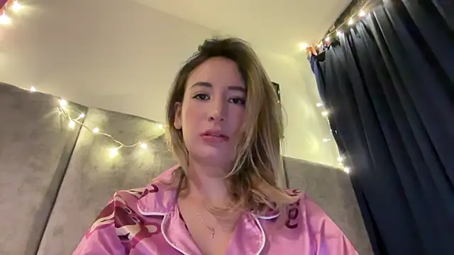 Snapshot of Gabby_cruz_ chatting on December 6, 3:08 am Gabby cruz online show from December 6, 3:08 am