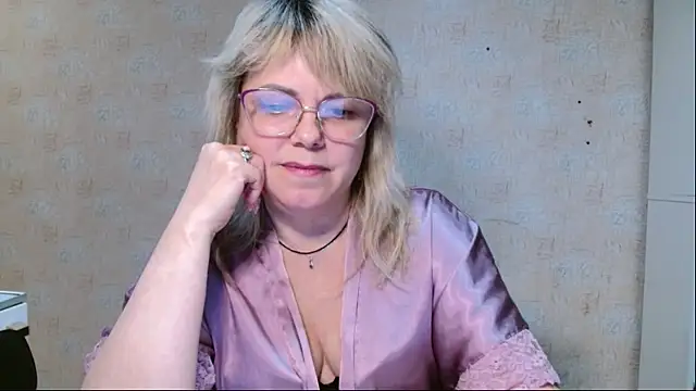 Snapshot of sweetsunset11 chatting on April 2, 3:53 pm sweetsunset11 online show from April 2, 3:53 pm