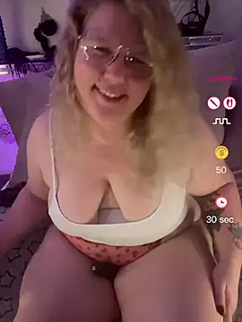Snapshot of CurvyAnonymousGirl89 chatting on May 25, 7:42 pm CurvyAnonymousGirl89 online show from May 25, 7:42 pm