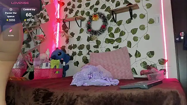 Snapshot of Megan_sophia2 chatting on December 7, 11:29 am Megan sophia2 online show from December 7, 11:29 am