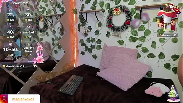 Snapshot of Megan_sophia2 chatting on December 17, 5:04 pm Megan sophia2 online show from December 17, 5:04 pm