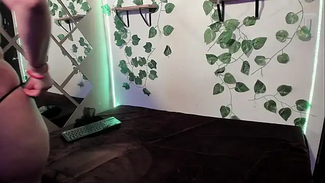 Snapshot of Megan_sophia2 chatting on January 22, 1:42 pm Megan sophia2 online show from January 22, 1:42 pm