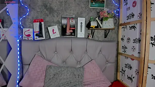 Snapshot of Megan_sophia2 chatting on September 12, 11:32 am Megan sophia2 online show from September 12, 11:32 am