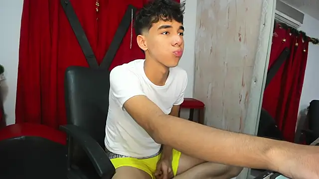 Snapshot of Harry_LatinBoy chatting on December 12, 9:37 pm Harry LatinBoy online show from December 12, 9:37 pm