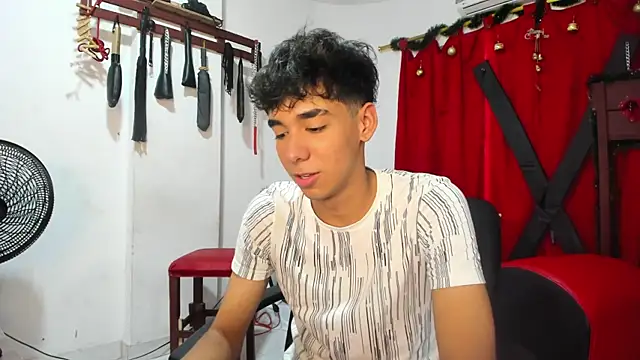 Snapshot of Harry_LatinBoy chatting on December 17, 7:59 pm Harry LatinBoy online show from December 17, 7:59 pm