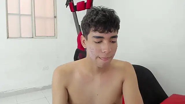 Snapshot of Harry_LatinBoy chatting on March 3, 10:31 pm Harry LatinBoy online show from March 3, 10:31 pm