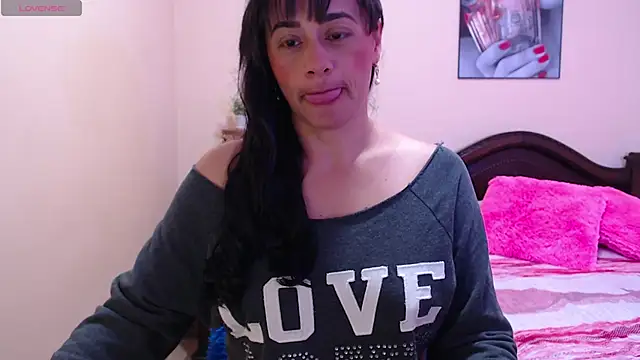 Snapshot of sara_florez1 chatting on November 15, 10:12 am sara florez1 online show from November 15, 10:12 am