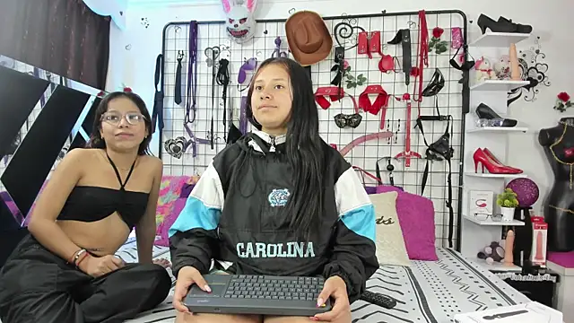Snapshot of thedream_girls chatting on June 1, 1:02 pm thedream girls online show from June 1, 1:02 pm