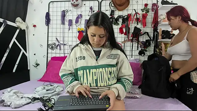 Snapshot of thedream_girls chatting on June 26, 1:04 pm thedream girls online show from June 26, 1:04 pm