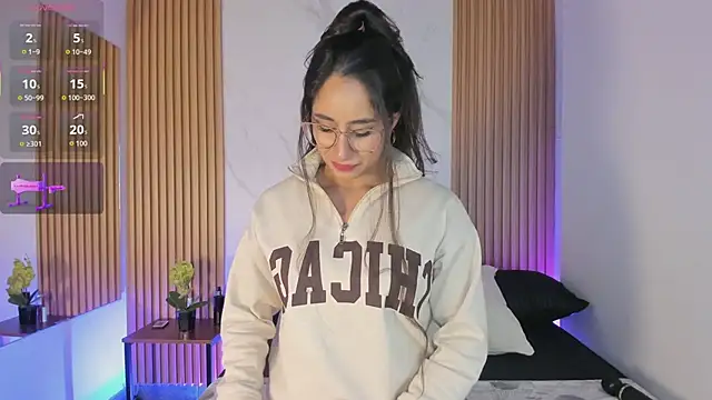 Julia Martinez  online show from February 24, 11:41 am