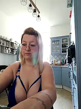 Snapshot of Lillyloo_ chatting on March 10, 11:21 am Lillyloo online show from March 10, 11:21 am