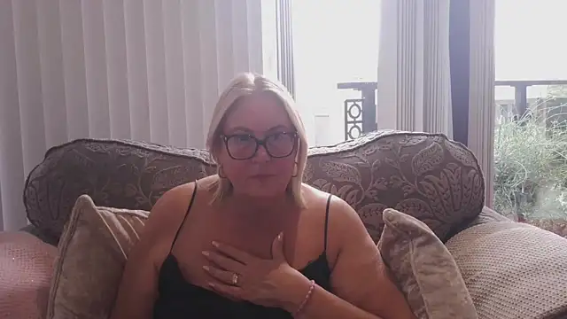 Snapshot of MoistCurveyChanel chatting on June 6, 3:06 pm MoistCurveyChanel online show from June 6, 3:06 pm