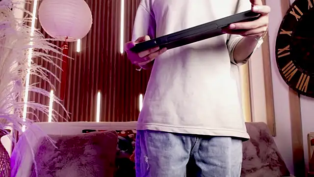 Noah Xitruxx online show from December 20, 12:45 pm