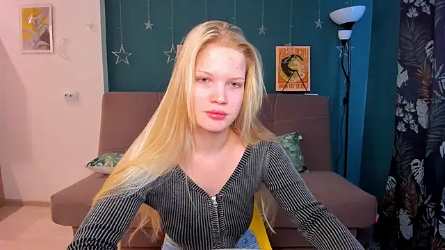 Snapshot of Xloe_Queen chatting on February 10, 9:25 am Xloe Queen online show from February 10, 9:25 am