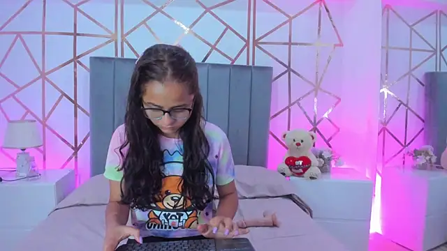 Giselle Roldan online show from January 24, 3:02 pm