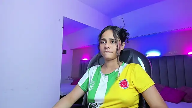 Snapshot of Giselle_Roldan chatting on June 18, 2:34 am Giselle Roldan online show from June 18, 2:34 am