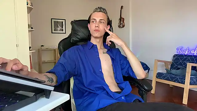 Snapshot of Den_BlueXx chatting on December 11, 8:07 pm Den BlueXx online show from December 11, 8:07 pm