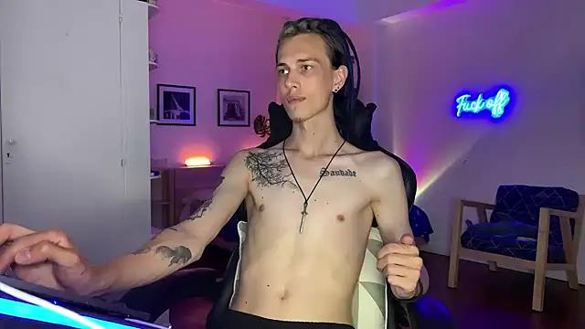 Snapshot of Den_BlueXx chatting on December 22, 3:33 am Den BlueXx online show from December 22, 3:33 am