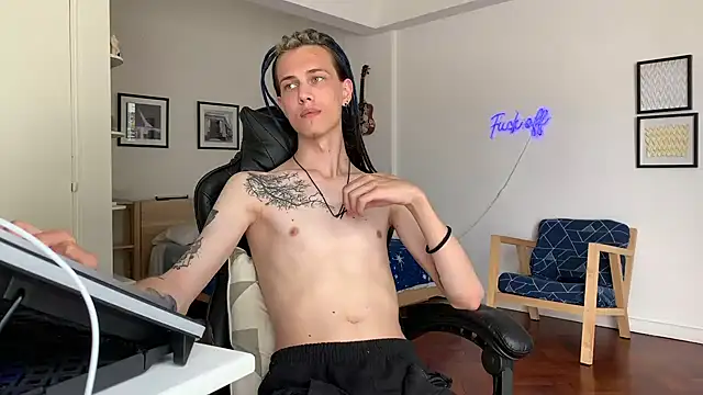 Snapshot of Den_BlueXx chatting on December 23, 1:45 pm Den BlueXx online show from December 23, 1:45 pm