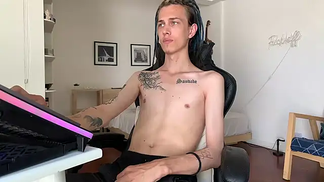 Snapshot of Den_BlueXx chatting on January 13, 2:21 pm Den BlueXx online show from January 13, 2:21 pm