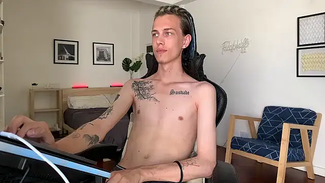 Snapshot of Den_BlueXx chatting on January 22, 1:00 pm Den BlueXx online show from January 22, 1:00 pm