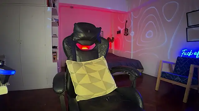 Snapshot of Den_BlueXx chatting on October 1, 10:05 pm Den BlueXx online show from October 1, 10:05 pm