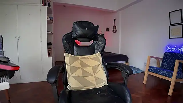 Snapshot of Den_BlueXx chatting on October 12, 9:03 pm Den BlueXx online show from October 12, 9:03 pm